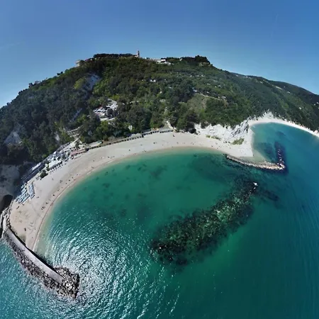 Bed and Breakfast Sea View Sirolo Di Amedeo Exterior foto